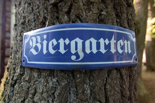 Metallschild mit Aufschrift Biergarten an einem Baum am Eingang zu einem Biergarten bayrischer Art in Hofheim, Main Taunus Kreis MTK, Hessen, Deutschland
