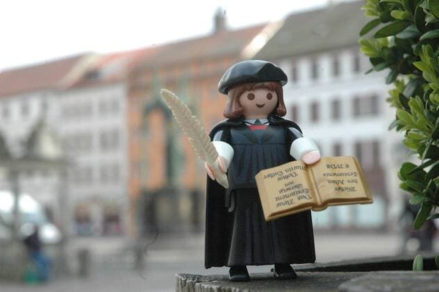 Playmobil-Sonderfigur Martin Luther zum 500. Jahrestag der Reformation im Jahr 2017. Figur in der Lutherstadt Wittenberg Sachsen-Anhalt.Wegen Nachfrage an der Figur kommt es zu Verzögerungen bei der Lieferung von tourismus.nuernberg. Photo:Stefan Nöbel-Heise
