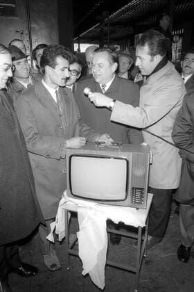 Ankunft von Ismail Bahadir, millionster Gastarbeiter aus dem südosteuropäischen Raum in München, Deutschland