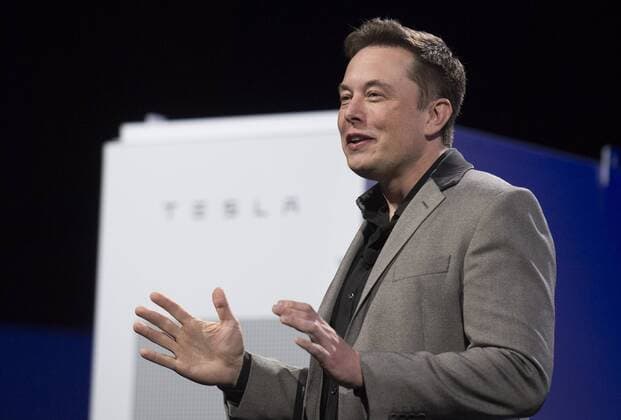 Elon Musk, CEO of Tesla, unveils a suit of batteries for homes, businesses, and utilities at Tesla Design Studio in Hawthorne, California, the United States, April 30, 2015. ) U.S.-TESLA-BATTERY-SYSTEM YangxLei 
