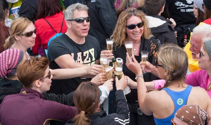 02.05.2015, Idalpe, Ischgl, AUT, Top of the Mountain Saisonabschlusskonzert, im Bild Fans bei einem Glas Sekt fans driniking prosecco during Top of the Mountain season ending concert at Skiarea Idalp in Ischgl Austria on 2015 05 02.  EP_jak