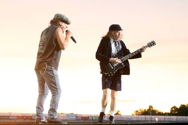 Sänger Brian Johnson (62, links) und Leadgitarrist Angus Young (55, rechts) während eines Open Air Konzertes der Black Ice World Tour der australischen Hard-Rockband AC DC (Hit: Highway To Hell) vor mehr als 72.000 Fans im Ostragehege Dresden.