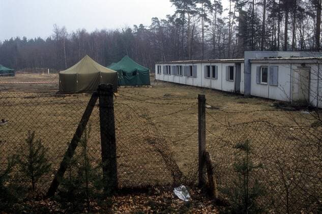 Reportage Flüchtlingslager in Hinrichshagen bei Rostock 1993, Barakken und Zelte hinter Umzäunung