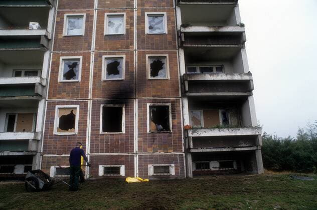 Reportage Ausschreitungen Rostock Lichtenhagen 1992, Brandschäden am Sonnenblumenhaus in der Mecklenburger Allee
