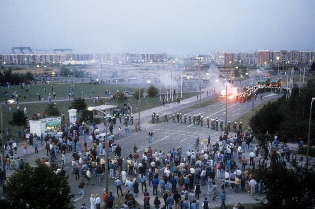 Reportage Ausschreitungen Rostock Lichtenhagen 1992, Polizei rückt an und sperrt das Gebiet großräumig ab