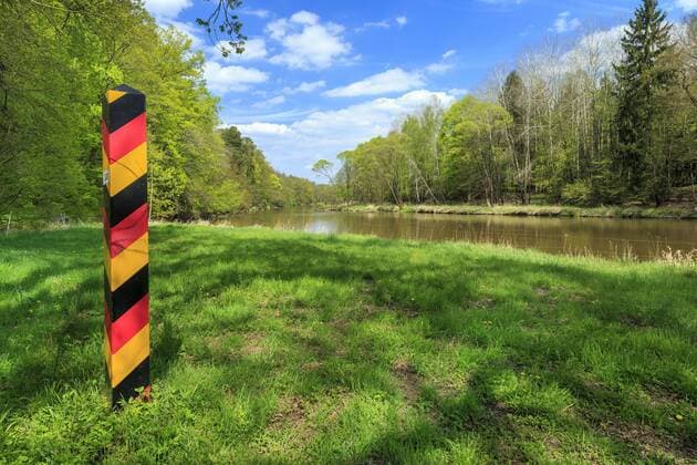 Neißeaue im Muskauer Faltenbogen DEU Brandenburg Jerischke Â Neißeaue bei Jerischke: In der eiszeitlichen -Streusandbüchse- im Länderdreieck Brandenburg âÄ Sachsen âÄ Polen liegt der Muskauer Faltenbogen wie ein großes Hufeisen in der Landschaft. Sein westlicher Teil liegt in Deutschland (Brandenburg und Sachsen), sein östlicher in der polnischen Wojewodstwo Lubuskie (Wojewodschaft Lebuser Land). Im Geopark Muskauer Faltenbogen kann man einen der landschaftlich am schönsten ausgebildesten eiszeitlichen Stauchendmoraenen (entstanden vor ca. 450 000 Jahren) im nordmitteleuropaeischen Gebiet entdecken. Am Neißetal, zwischen Forst und Bad Muskau, schneidet sich die Neiße teilweise Terassenförmig in ein bis 30m tiefes Tal. Sie bildet ein strukturreiches Flusstal mit weitgehend naturbelassenem Flusslauf, Altwässern, Auenwaldresten, Weidengebüschen, Eichen-Hainbuchen-Mischwald,
