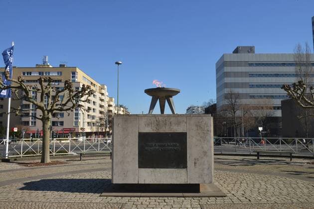 Ewige Flamme, Denkmal für die Opfer von Flucht und Vertreibung, Theodor-Heuss-Platz, Westend, Berlin, Deutschland Ewige Flamme Denkmal für die Opfer von Flucht und Vertreibung Theodor-Heuss-Platz Westend Berlin Deutschland