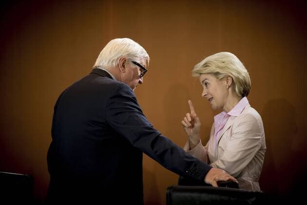 Aussenminister Frank-Walter Steinmeier (SPD) und Verteidigungsministerin Ursula von der Leyen (CDU) unterhalten sich am Mittwoch (06.05.15) in Berlin vor Beginn der Kabinettssitzung.
