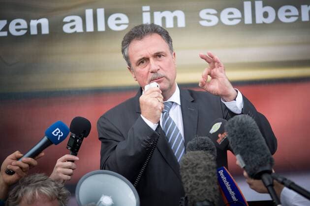 Bahnstreik GDL Der Bundesvorsitzende der Gewerkschaft Deutscher Lokomotivfuehrer (GDL), Claus Weselsky, spricht auf einer Kundgebung der streikenden Lokomotivführer vor dem Berliner Hauptbahnhof.