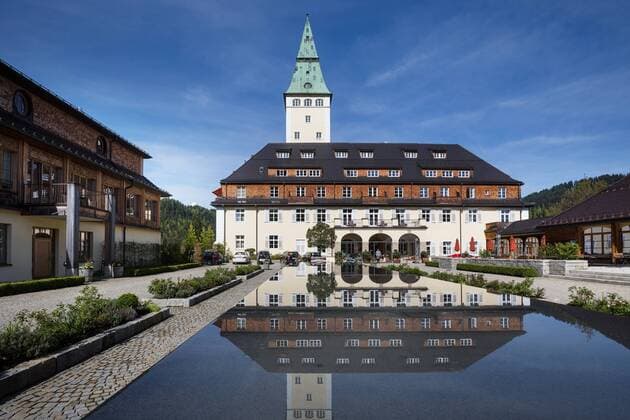  Schloss Elmau, Schlosshotel mit Turm spiegelt sich im Brunnen, Austragungsort G7 Gipfel 2015, Klais, Werdenfelser Land, Oberbayern, Bayern, Deutschland, Europa Copyright: imageBROKER/JosefxBeck iblsbe04134644.jpg