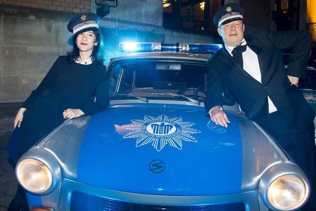 Die Schauspieler Axel Milberg (58) und Sibel Kekilli (34) werden zu Ehrenkommissaren der sächsischen Polizei des Freistaates Sachsen ernannt. Die Beiden spielen seit fünf Jahren das NDR Tatort-Ermittlerteam in Kiel, Klaus Borowski und Sarah Brandt. Die Deutsche Polizeigewerkschaft (DPoIG) Sachsen übergibt die Ernennung im Rahmen des 17. Landes-Polizeiballs im Ballhaus Watzke Dresden.