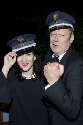 Die Schauspieler Axel Milberg (58) und Sibel Kekilli (34) werden zu Ehrenkommissaren der sächsischen Polizei des Freistaates Sachsen ernannt. Die Beiden spielen seit fünf Jahren das NDR Tatort-Ermittlerteam in Kiel, Klaus Borowski und Sarah Brandt. Die Deutsche Polizeigewerkschaft (DPoIG) Sachsen übergibt die Ernennung im Rahmen des 17. Landes-Polizeiballs im Ballhaus Watzke Dresden.