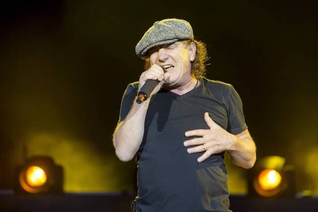 Die australische Rockband AC DC mit Sänger Brian Johnson (67, mit Mütze) und Gitarrist Angus Young (60, in Schuluniform) auf ihrer Rock Or Bust Tour vor rund 75.000 Fans in der Flutrinne Ostragehege Dresden. Unterstützt werden die Beiden von Stevie Young (Ersatz für den an Demenz erkrankten Malcolm), Cliff Williams (Bass) und Drummer Chris Slade (für Phil Rudd, der sich in Neuseeland wegen Morddrohungen verantworten muss).