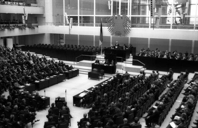 Konstituierende Sitzung des 12. Deutschen Bundestages (erster gesamtdeutscher Bundestag) im Reichstagsgebäude in Berlin, Deutschland