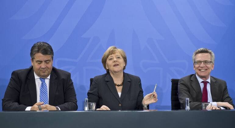 vl: Wirtschaftsminister Sigmar GABRIEL (SPD, Bundesministerium fuer Wirtschaft und Energie, Vizekanzler), Bundeskanzlerin Dr. Angela MERKEL (CDU), Innenminister Dr. Thomas DE MAIZIERE (CDU, Bundesministerium des Innern) Gemeinsame Presseunterrichtung nach dem heutigen Gespraech zum Thema Asyl und Fluechtlinge durch die BKin, BM Gabriel, BM de Maziere, MPin Kraft und MP Seehofer im Bundeskanzleramt in Berlin, Deutschland am 08.05.2015.