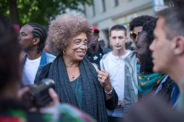Berühmte Feministinnen, Angela Davis Berlin Angela Davis trifft Fluechtlinge Die US-Menschenrechtlerin Angela Davis (links im Bild) traf sich am Freitag den 15. Mai 2015 in Berlin mit Fluechtlingen. Unter ihnen viele, die in der Kreuzberger Schule in der Ohlauer Strasse wohnen. Sie sollen nach dem Willen der gruenen Regierung des Stadtteils das Schulgebaeude verlassen. Die Fluechtlinge schilderten ihr, wie ihre Situation in Deutschland und in Berlin ist, und wie sie von den deutschen Behoerden behandelt werden. Im Anschluss an das Gespraech gingen die Fluechtlinge mit ihr zum Schulgebaeude, ein Eintritt wurde ihr aber schon am Vortag vom Verantworlichen im Bezirksamt verwehrt. 15.5.2015, Berlin