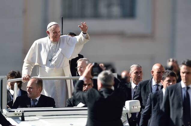 Rom, Vatikan 14.05.2015 Papst Franziskus I. im Papamobil bei der woechentlichen Generalaudienz auf dem Petersplatz
