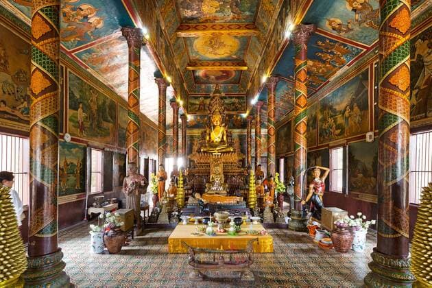 Bronzestatue und Altar, Buddha Statue im Tempel Phnom Penh, Kambodscha, Asien Copyright: imageBROKER/JosefxBeck iblsbe04136866.jpg