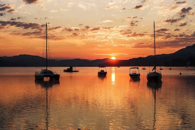 Austria, Carinthia, Velden, sunrise at Lake Woerthersee  HHF005233