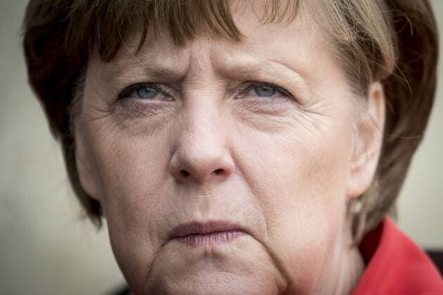 Bundeskanzlerin Angela Merkel (CDU) wartet am Dienstag (19.05.15) in Berlin auf dem Pariser Platz anlässlich des 6. Petersberger Klimadialoges auf ihren französischen Amtskollegen.