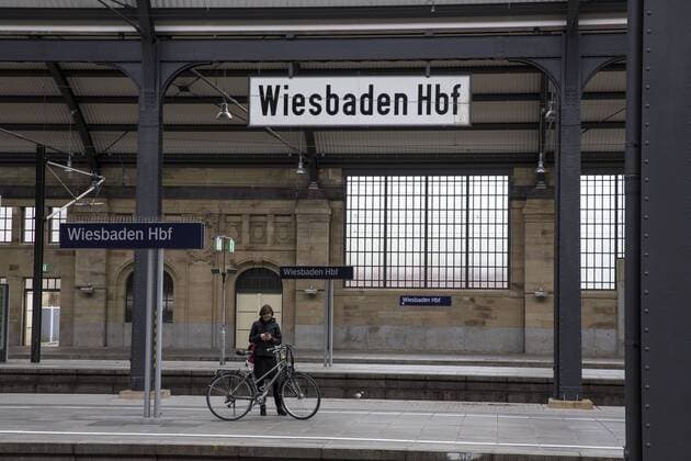 Streik GDL, Wiesbaden Hauptbahnhof, Wiesbaden, Bild x von x Wiesbaden, (für LOK), 20.05.2015 Streik GDL, Wiesbaden Hauptbahnhof, Wiesbaden, im Bild: leere Bahnhofshalle, keine Züge, Frau Fahrgast mit Fahrrad steht am Bahnsteig und wartet auf den Zug, Schild Wiesbaden Hbf ,