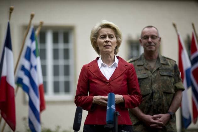 Deutschland, Berlin, Julius-Leber Kaserne, Verteidigungsministerin Ursula von der Leyen CDU besucht ressortübergreifende Übung ãCommon EffortÒ, 20.05.2015