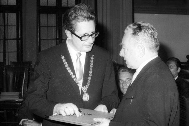 Verleihung Kultureller Ehrenpreis der Landeshauptstadt München, Deutschland an Schriftsteller Erich Kästner - hier mit Oberbürgermeister Hans-Jochen Vogel