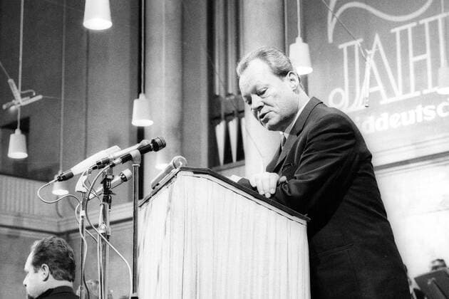 Feierlichkeiten zum 25-jährigen Bestehen der Süddeutschen Zeitung in München, Deutschland: Bundeskanzler Willy Brandt hält eine Rede