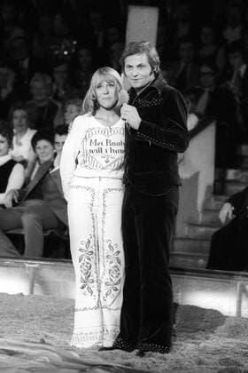 Stars in der Manege, Wohltätigkeitsveranstaltung - Goldene Zehn - im Zirkus-Krone-Bau in München, Deutschland: Moderator Harry Valerien mit Schauspielerin Monika Lundi