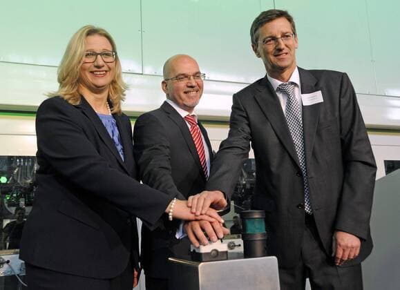 Die Firma W.Voit weiht am Donnerstag (21.05.2015) eine neue Presse in ihrem Werk in St. Ingbert ein. Im Bild (v.l.): Wirtschaftsministerin Anke Rehlinger, Carsten Schubert, Chief Executive Officer und Joachim Eisenhut von der ZF Friedrichshafen AG.
