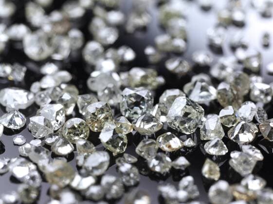  Viele wertvolle Diamanten, teils Rohzustand, teils geschliffen, zur Weiterverarbeitung für die Schmuckindustrie Copyright: imageBROKER/ReinhardxRohner ibxrrf04137479.jpg