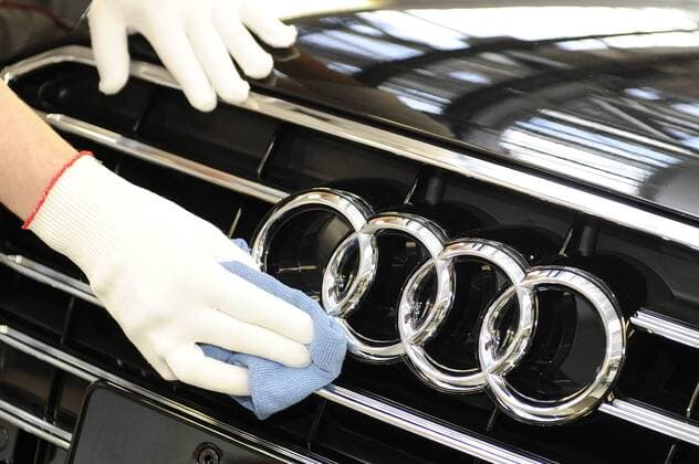 eine fertiggestellte Audi A8 Limousine laeuft vom Band,eine Hand in Handschuhen pliert,putz,reinigt die Audi Ringe,Markenemblem,Automarke. Karosserie,Vermessung,Ueberpruefung der Spaltmasse,Endkontrolle,Kontrolle, Qualitaetskontrolle,,Aluminium,Alu, Fertigung,Audi Produktion,Fliessband, Automobilindustrie,Auto,Automarke,Autoproduktion,Karosseriebau Karosserie,Automobilbau,Fliessbandfertigung,Produktion,Fertigung,Montageband,am Werk Neckarsulm,21.05.2015.
