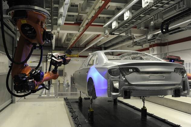 Karosserie,Vermessung,Ueberpruefung der Spaltmasse,Kuka Industrie Roboter,Aluminium,Alu,Audi A8 Fertigung,Mann,Arbeitnehmer,Arbeiter,Audi Produktion,Fliessband, Automobilindustrie,Auto,Automarke,Autoproduktion,Karosseriebau Karosserie,Automobilbau,Fliessbandfertigung,Produktion,Fertigung,Montageband,am Werk Neckarsulm,21.05.2015.