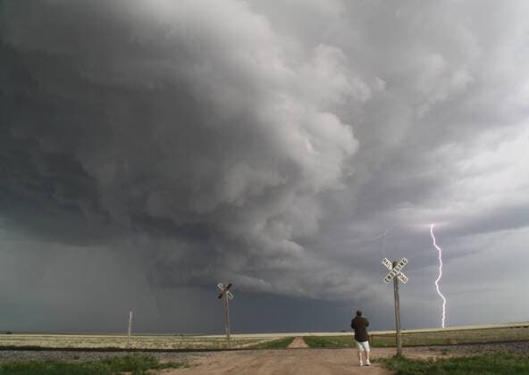 NATUR Schwere Unwetter im Süden der USA May 24 ,2015. Johnson City KS. Storm chaser Brad Mack takes photos of lightning from a large tornado warren super cells that set a new record of 14,000 + lighting strikes per hour Sunday. The weekend storms in the states of Texas and Oklahoma have killed three people, 12 are still missing and over 2000 people evacuated and 400+ homes destroyed or damage in TX..Photo by Gene Blevins LA DailyNews ZumaPress. Johnson City U.S. - ZUMAbl1_