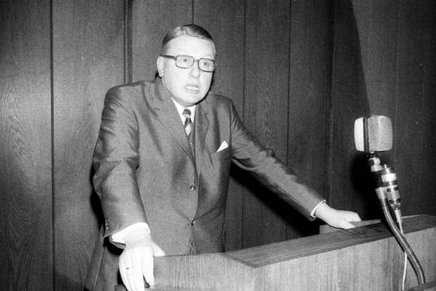 Lauritz Lauritzen (SPD, Bundesminister für Wohnungswesen und Städtebau) während eines Vortrags vor der Industrie- und Handelskammer in München, Deutschland