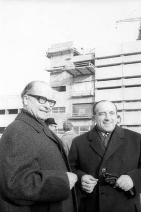Einweihung neues Gebäude der Deutschen Bundespost am Marsplatz in München, Deutschland: Werner Dollinger (re., Bundesminister für das Post- und Fernmeldewesen)