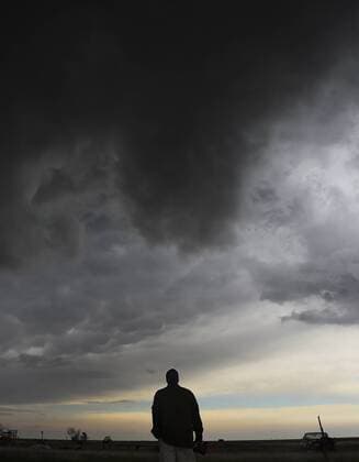 IMAGO Nature: Unsere Erde, Klimawandel, Wirbelstürme May 24, 2015 - Johnson City, Kansas, U.S. - Storm chaser BRAD MACK watches a funnel cloud form from large tornado warren super cells that set a new record of over 14,000 lighting strikes per hour Sunday. The weekend storms in the states of Texas and Oklahoma have killed three people, 12 are still missing and over 2000 people evacuated and 400+ homes destroyed or damaged. Springfield U.S. - ZUMAbl1_