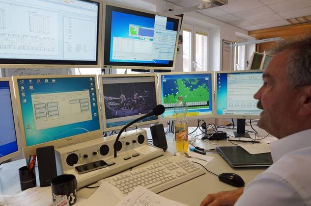 Die Seenotleitung der Deutschen Gesellschaft zur Rettung Schiffbrüchiger (DGzRS), kurz MRCC Bremen (Maritime Rescue Coordination Centre). Zwei Wachleiter koordinieren Such- und Rettungseinsätze in Nord- und Ostsee und darüberhinaus auch auf anderen Meeren, wenn deutsche Schiffe betroffen sind. Im Vordergrund Sven Goldammer.