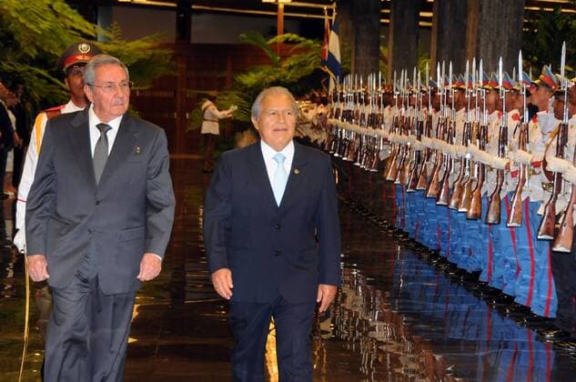 HAVANA, May 27, 2015 -- Cuban leader Raul Castro (L) and El Salvador s President Salvador Sanchez Ceren inspect the guard of honor during a welcoming ceremony in the Revolution Palace, Havana, Cuba, on May 27, 2015. Ismael Francisco Cubadebate ) (jp) CUBA-HAVANA-EL SALVADOR-POLITICS-VISIT PRENSAxLATINA 