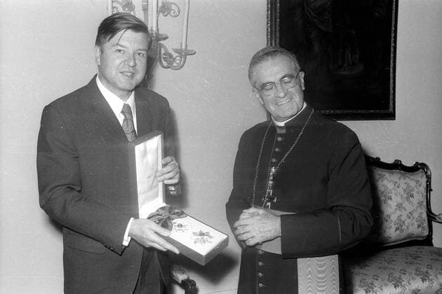 Erzbischof Julius Döpfner (re.) verleiht den Silvesterorden an Kultusminister Hans Maier (li.) in München, Deutschland