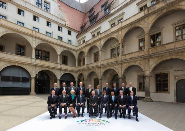 Treffen der G7-Finanzminister und Notenbank-Gouverneure Die Finanzminister und Notenbank-Gouverneure der G7-Staaten nehmen zum offiziellen Familienfoto im kleinen Schlosshof im Residenzschloss in Dresden Ihre Plaetze ein. (2. Reihe stehend, v.li.: Ignazio Visco, Mario Draghi, Stephen S. Poloz, Pierre Moscovici, Steven B. Kamin, Haruhiko Kuroda, JimYong Kim, Mark Carney, Christian Noyer, Jose Angel Gurria, 1. Rehe sitzend, v.li.n.re: Pier Carlo Padoan, Michel Sapin, Christine Lagarde, Jens Weidmann, Wolfgang Schaeuble, Jacob J. Lew, Taro Aso, Joe Oliver, George Osborne Treffen der G7-Finanzminister und Notenbank-Gouverneure in der Elbestadt. Dabei wird neben Bundesfinanzminister Wolfgang Schäuble und Sachsens Ministerpräsident Stanislaw Tillich (beide CDU) auch der britische Schatzkanzler George Osborne zu seinen Kollegen aus den sieben führenden Industrienationen sprechen.
