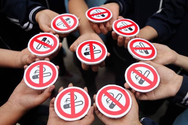 AKTUELLES ZEITGESCHEHEN Weltnichtrauchertag in China (150529) -- HANDAN, May 29, 2015 -- Middle school students hold cigarette models with no smoking signs during a World No Tobacco Day (WNTD) activity in Handan, north China s Hebei Province, May 29, 2015. The WNTD is observed around the world every year on May 31. ) (zhs) CHINA-WNTD-ACITIVITY (CN) MouxYu 