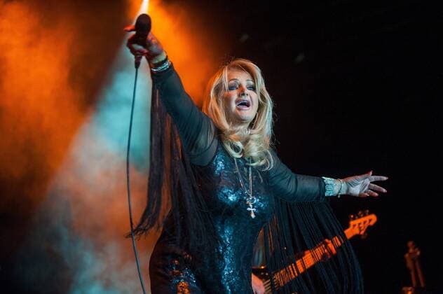 Erfurt Messe Erfurt MDR Kultnacht 2015 - Bonnie Tyler Mit ihrem zweiten Album Natural Force und dem Hit It s a heartache gelang der Sängerin aus Wales 1978 der internationale Durchbruch. Die Single landete in Frankreich und Australien auf Platz eins, in Deutschland auf Platz zwei sowie in Großbritannien und den USA in den Top Ten. Weitere Meilensteine ihrer Karriere: In den 1990er-Jahren arbeitete sie mit Dieter Bohlen zusammen, 2013 trat sie für Großbritannien beim Eurovision Song Contest mit Believe in me auf. im Bild: Bonnie Tyler mit Band MDR Kultnacht 2015 Messe Erfurt