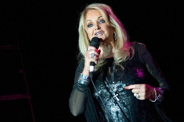 Erfurt Messe Erfurt MDR Kultnacht 2015 - Bonnie Tyler Mit ihrem zweiten Album Natural Force und dem Hit It s a heartache gelang der Sängerin aus Wales 1978 der internationale Durchbruch. Die Single landete in Frankreich und Australien auf Platz eins, in Deutschland auf Platz zwei sowie in Großbritannien und den USA in den Top Ten. Weitere Meilensteine ihrer Karriere: In den 1990er-Jahren arbeitete sie mit Dieter Bohlen zusammen, 2013 trat sie für Großbritannien beim Eurovision Song Contest mit Believe in me auf. im Bild: Bonnie Tyler mit Band MDR Kultnacht 2015 Messe Erfurt