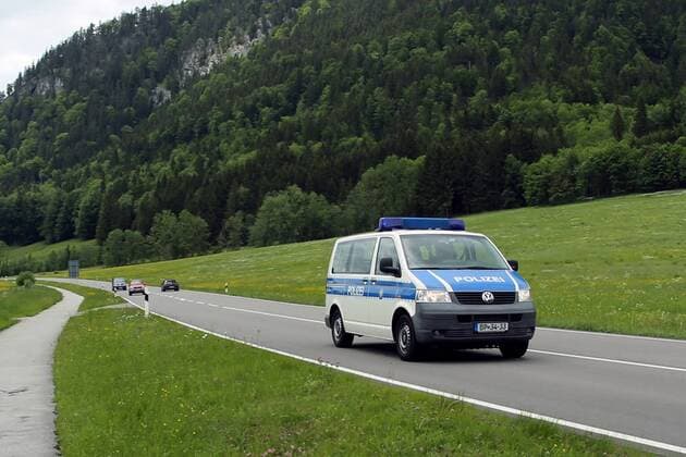 Knapp eine Woche vor dem G7-Gipfel auf Schloß Elmau ist die Polizei auch in den Straßen der Nachbargemeinde Oberammergau sehr präsent. Insgesamt sollen mehr als 10.000 Beamte in der Region im Einsatz sein. Ein Polizeifahrzeuge ist auf der B 23 zwischen Oberammergau und Garmisch-Partenkirchen unterwegs. Polizei in Oberammergau
