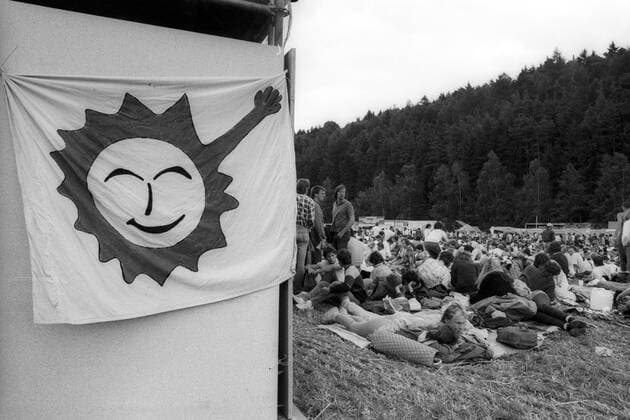 Rockkonzert Anti-WAAhnsinns-Festival in Burglengenfeld, Deutschland - Protest gegen die Wiederaufbereitungsanlage Wackersdorf (WAA): Fahne mit Sonnen-Motiv