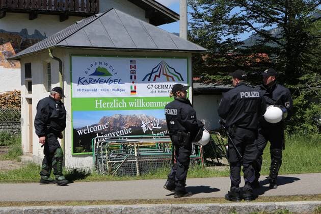 Sicherheitsvorkehrungen im Dorf Klais am Rande der Sicherheitszone 2 während der Anfahrt der Delagationen von US Präsident Obama und Bundeskanzlerin Merkel. Polizeibeamte sichern die Durchfahrt in der Ortschaft Klais an der Straße zum Schloß Elmau. G7 Gipfel Klais