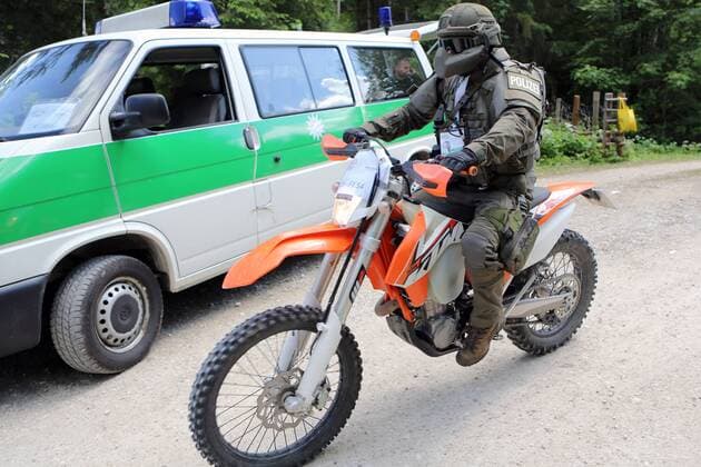 Sicherheitsvorkehrungen im Dorf Klais am Rande der Sicherheitszone 2 während der Anfahrt der Delagationen von US Präsident Obama und Bundeskanzlerin Merkel. Mitglieder der Moto Cross Spezialeinheit an der Sicherheitszone 1 rund um Schloß Elmau. G7 Gipfel Klais