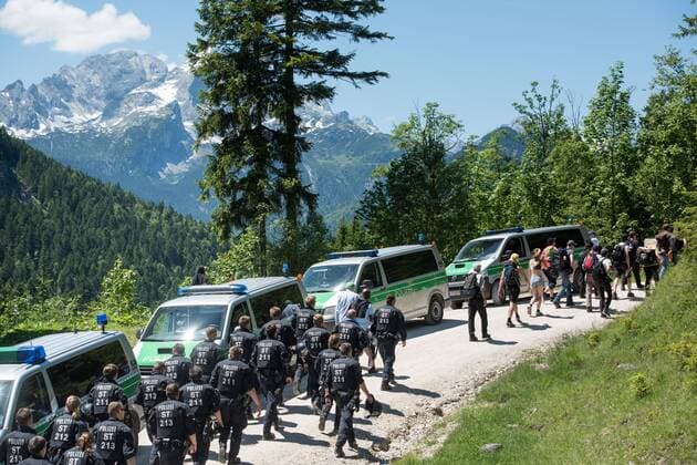 Etwa 400 G7-Gipfelgegner gehen am Sonntag (07.06.15) von Garmisch-Partenkirchen Richtung Elmau. Beim G-7-Gipfel am Sonntag und Montag auf Schloss Elmau bei Garmisch-Patenkirchen sind mehr als 20.000 Polizisten im Einsatz. Bundeskanzlerin Angela Merkel (CDU) empfaengt die Staats- und Regierungschefs der USA, Kanadas, Frankreichs, Grossbritanniens, Italiens und Japans. G7-Gipfelgegner gehen nach Elmau Copyright: epd-bild ThomasxLohnes EDITORIAL USE ONLY