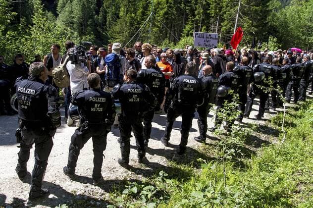 Sternmarsch von Garmisch-Partenkirchen anlässlich des 41. G7 Gipfels auf Schloss Elmau. An dem Protestzug beteiligten sich laut Polizei rund 650 Teilnehmer. Garmisch-Partenkirchen, 07.06.2015 Foto:xM.xGolejewskix xFuturexImage